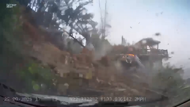 Landslide sweeps car off mountain road in northern Vietnam; driver unharmed - Ảnh 3. Landslide sweeps car off mountain road in northern Vietnam; driver unharmed - Ảnh 3.