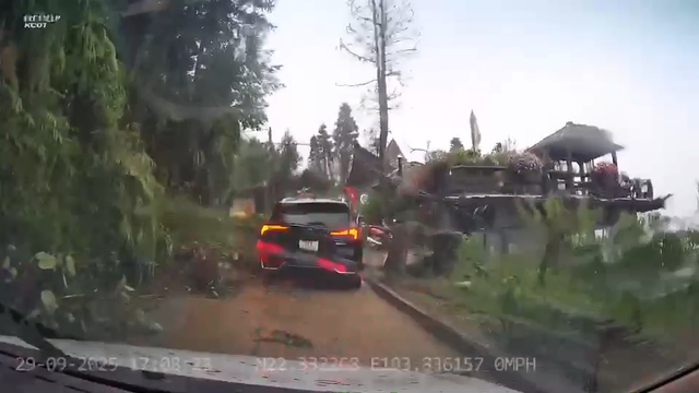 Landslide sweeps car off mountain road in northern Vietnam; driver unharmed - Ảnh 1. Landslide sweeps car off mountain road in northern Vietnam; driver unharmed - Ảnh 1.