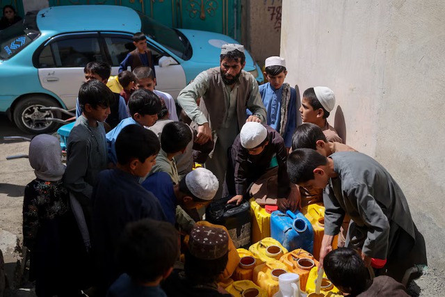 Kabul's wells run dry, driving children out of class and into water queues - Ảnh 3.