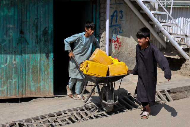 Kabul's wells run dry, driving children out of class and into water queues - Ảnh 4.