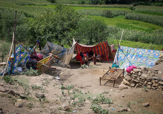 Afghan earthquake survivors hunt loved ones, pull planks from rubble for graves- Ảnh 1.