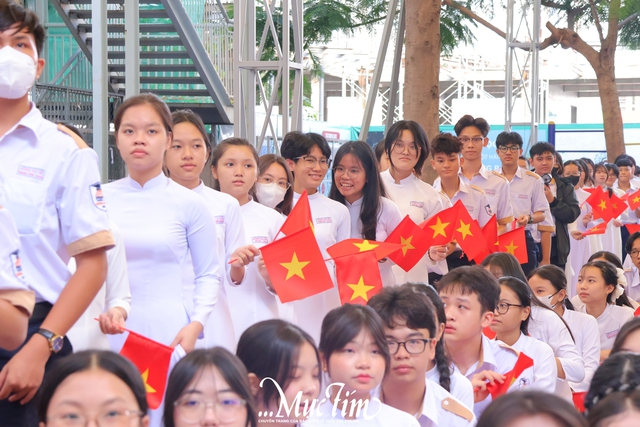 Khát vọng vươn mình của thầy và trò Trường THPT Dương Văn Thì trong năm học mới - Ảnh 2.