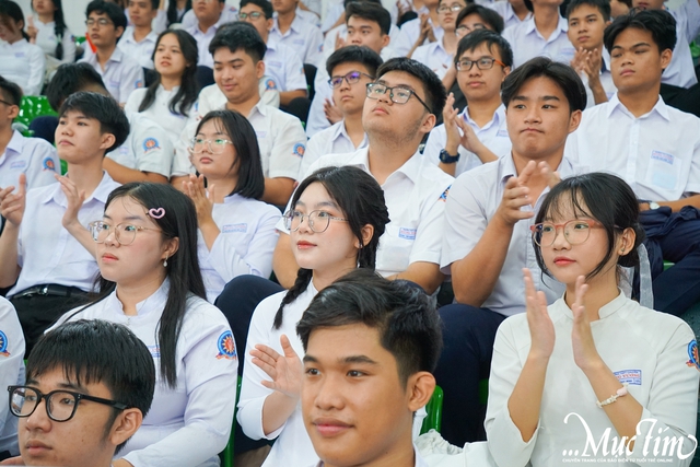 Lớp học số thu hút sự chú ý của học sinh Trường THPT chuyên Hùng Vương trong lễ khai giảng - Ảnh 1.
