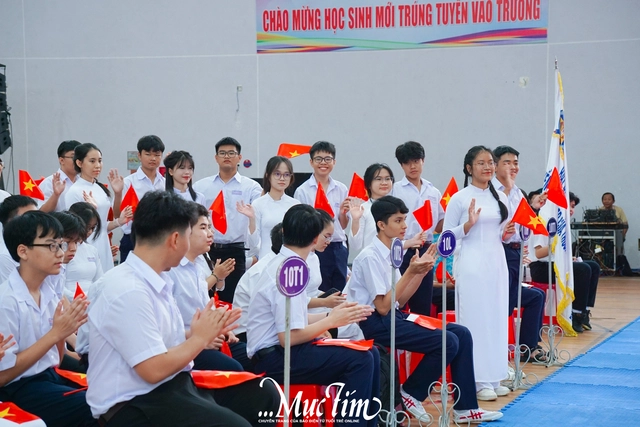 Lớp học số thu hút sự chú ý của học sinh Trường THPT chuyên Hùng Vương trong lễ khai giảng - Ảnh 2.