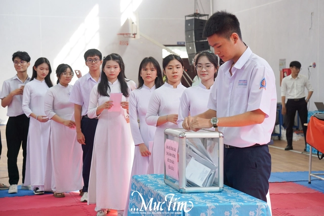 Lớp học số thu hút sự chú ý của học sinh Trường THPT chuyên Hùng Vương trong lễ khai giảng - Ảnh 4.