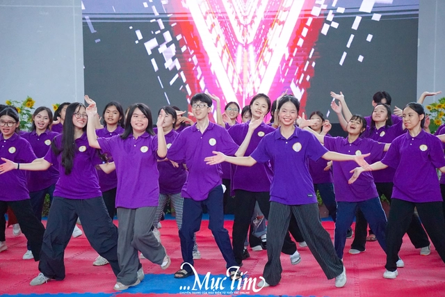 Lớp học số thu hút sự chú ý của học sinh Trường THPT chuyên Hùng Vương trong lễ khai giảng - Ảnh 5.