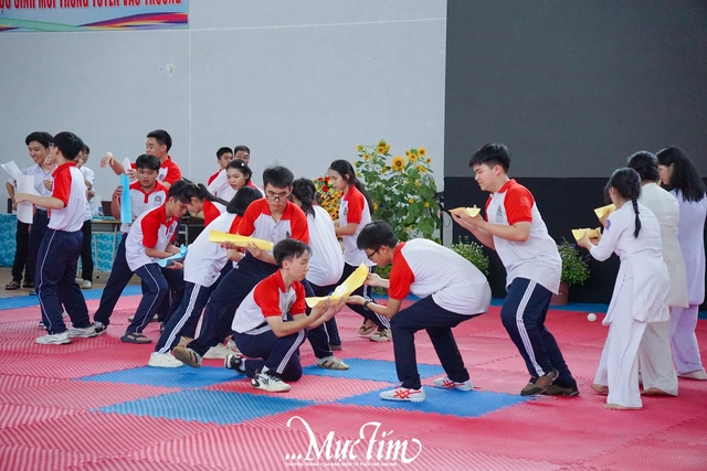 Lớp học số thu hút sự chú ý của học sinh Trường THPT chuyên Hùng Vương trong lễ khai giảng - Ảnh 6.