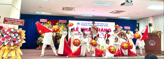 Các Trường THPT tỉnh Đồng Tháp nhận niềm vui tại lễ khai giảng - Ảnh 2.