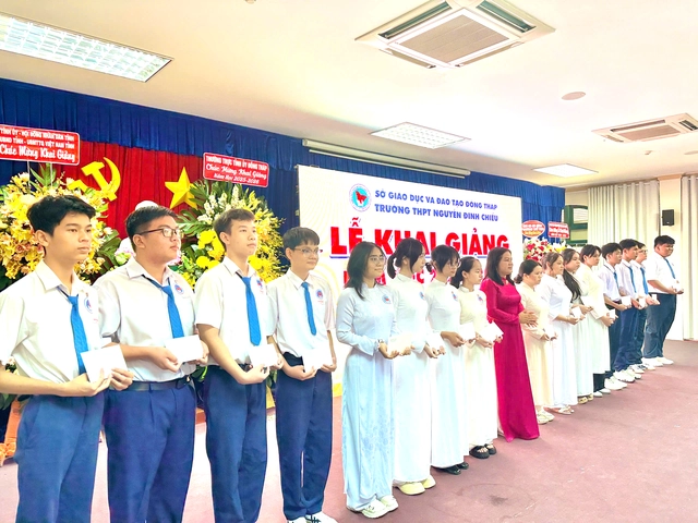 Các Trường THPT tỉnh Đồng Tháp nhận niềm vui tại lễ khai giảng - Ảnh 3.