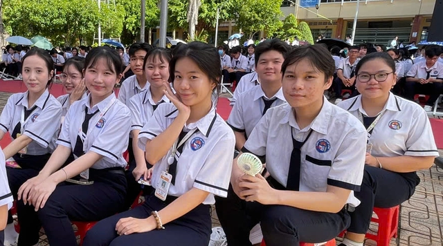 Các Trường THPT tỉnh Đồng Tháp nhận niềm vui tại lễ khai giảng - Ảnh 6.