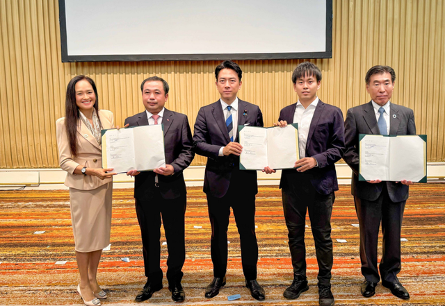 Vietnam, Japan cut 10 deals to boost agricultural cooperation
- Ảnh 1. Vietnam, Japan cut 10 deals to boost agricultural cooperation
- Ảnh 1.