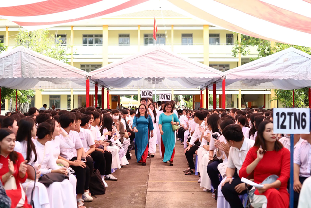 Nhiều trường tại TP.HCM nhận Huân chương Lao động ngày khai giảng năm học 2025 - 2026- Ảnh 2.