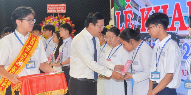 Các Trường THPT tỉnh Đồng Tháp nhận niềm vui tại lễ khai giảng - Ảnh 7.
