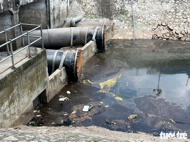 Hanoi river turns black again after temporary recovery
- Ảnh 1. Hanoi river turns black again after temporary recovery
- Ảnh 1.