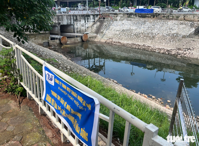 Hanoi river turns black again after temporary recovery
- Ảnh 2. Hanoi river turns black again after temporary recovery
- Ảnh 2.