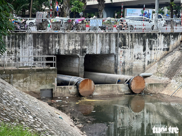Hanoi river turns black again after temporary recovery
- Ảnh 3. Hanoi river turns black again after temporary recovery
- Ảnh 3.