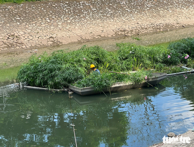 Hanoi river turns black again after temporary recovery
- Ảnh 4. Hanoi river turns black again after temporary recovery
- Ảnh 4.