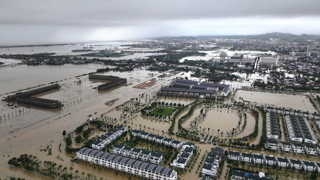 Central Vietnam faces heightened flood risks from storms, cold air- Ảnh 1. Central Vietnam faces heightened flood risks from storms, cold air- Ảnh 1.