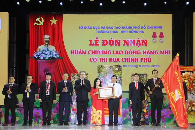 Nhiều trường tại TP.HCM nhận Huân chương Lao động ngày khai giảng năm học 2025 - 2026- Ảnh 7.