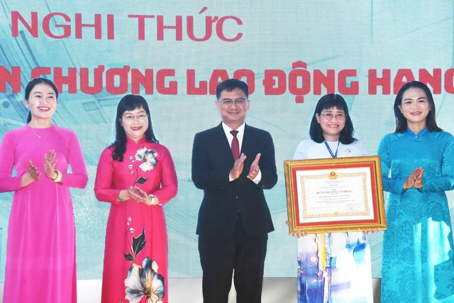 Nhiều trường tại TP.HCM nhận Huân chương Lao động ngày khai giảng năm học 2025 - 2026- Ảnh 8.