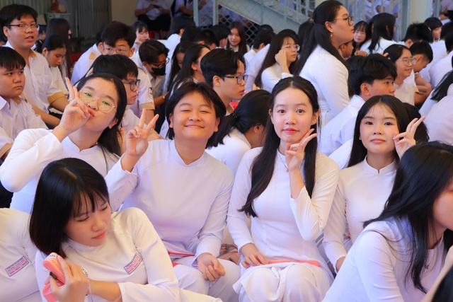 Tản văn của Hoài Hương: Rộn ràng ngày khai trường - Ảnh 1.
