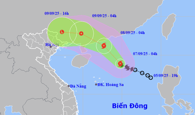 Storm Tapah strengthens over East Vietnam Sea, heavy rains expected in north- Ảnh 1.