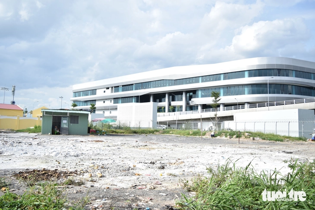 Garbage reappears outside Ho Chi Minh City's T3 Terminal despite clean-up efforts- Ảnh 1.