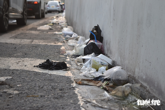 Garbage reappears outside Ho Chi Minh City's T3 Terminal despite clean-up efforts- Ảnh 3.