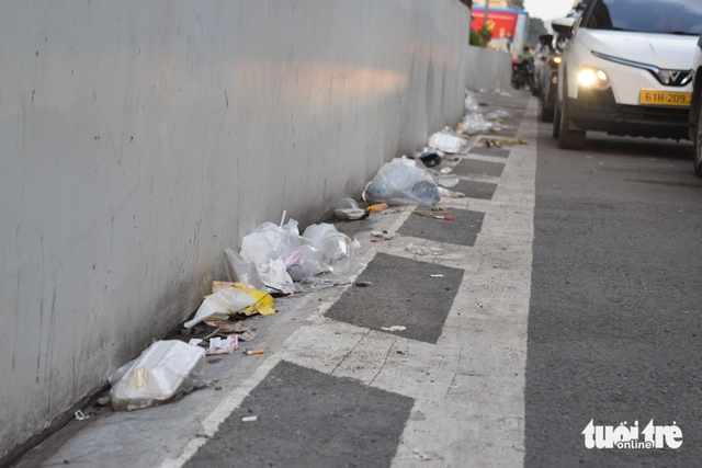 Garbage reappears outside Ho Chi Minh City's T3 Terminal despite clean-up efforts- Ảnh 4.