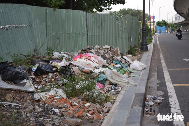 Garbage reappears outside Ho Chi Minh City's T3 Terminal despite clean-up efforts- Ảnh 5.