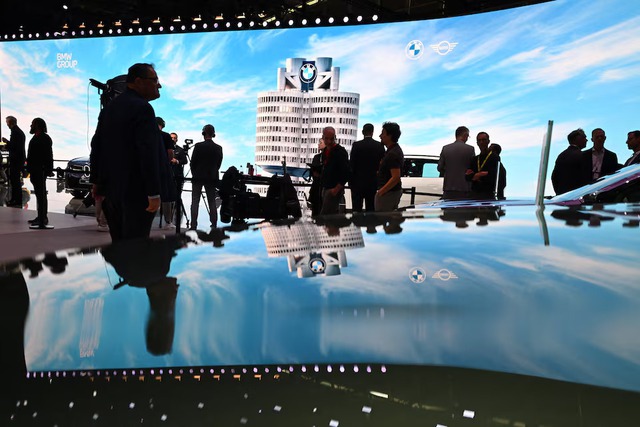 Automakers debut new EVs, affordable models at Munich car show - Ảnh 1.
