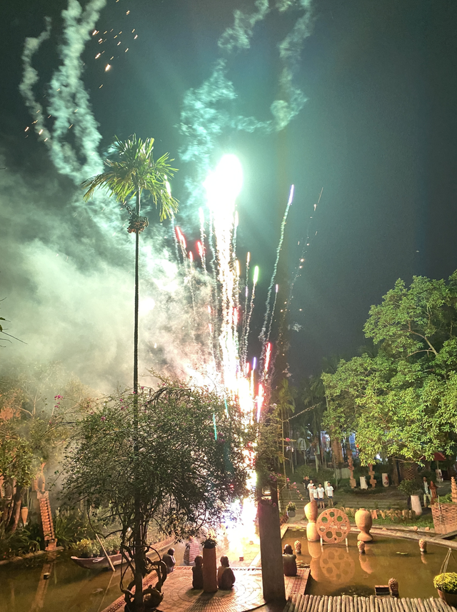 Local, foreign tourists flock to Hoi An Ancient Town for New Year celebrations   - Ảnh 1.