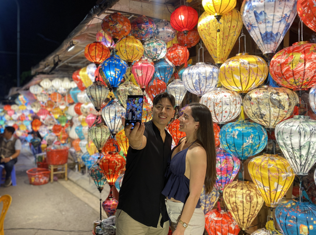 Local, foreign tourists flock to Hoi An Ancient Town for New Year celebrations   - Ảnh 2.