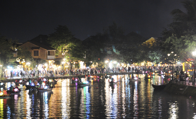 Local, foreign tourists flock to Hoi An Ancient Town for New Year celebrations   - Ảnh 3.