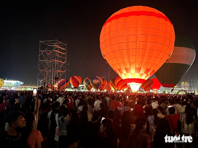 Hundreds of thousands gather at Sa Dec Square in southern Vietnam for hot-air balloon program- Ảnh 1.