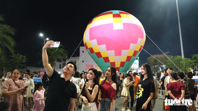 Hundreds of thousands gather at Sa Dec Square in southern Vietnam for hot-air balloon program- Ảnh 2.