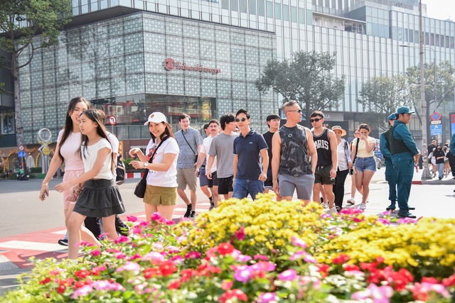 Ho Chi Minh City unveils renovated Le Loi Boulevard to celebrate New Year- Ảnh 4.