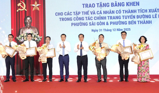 Ho Chi Minh City unveils renovated Le Loi Boulevard to celebrate New Year- Ảnh 1.
