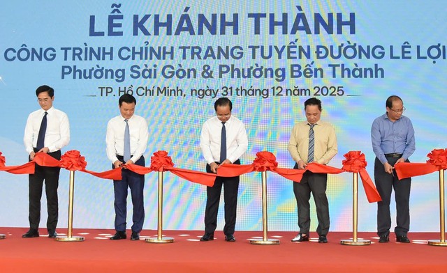 Ho Chi Minh City unveils renovated Le Loi Boulevard to celebrate New Year- Ảnh 2.