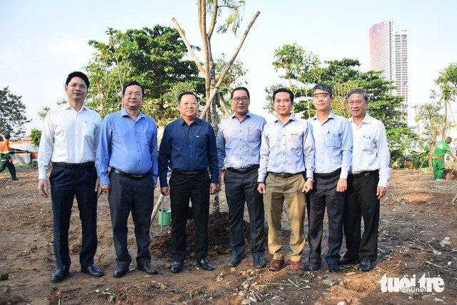 Hundreds of trees planted at Thu Thiem riverside park to mark first Vietnam Tree Day- Ảnh 5.