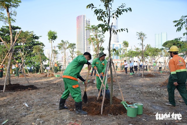 Hundreds of trees planted at Thu Thiem riverside park to mark first Vietnam Tree Day- Ảnh 6.