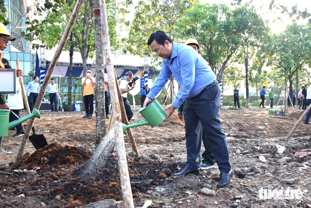 Hundreds of trees planted at Thu Thiem riverside park to mark first Vietnam Tree Day- Ảnh 4.