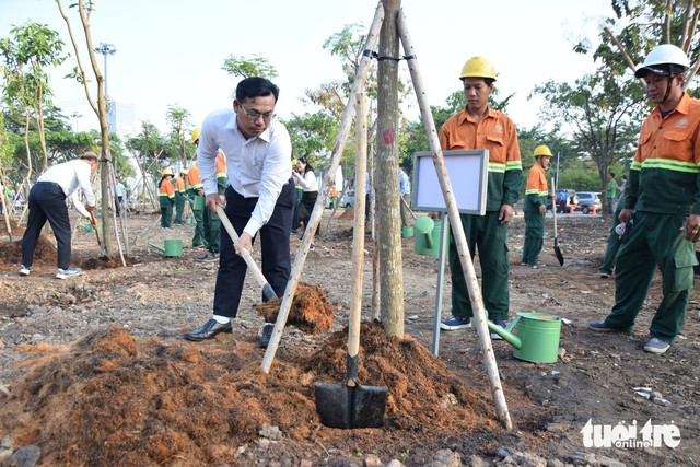 Hundreds of trees planted at Thu Thiem riverside park to mark first Vietnam Tree Day- Ảnh 3.