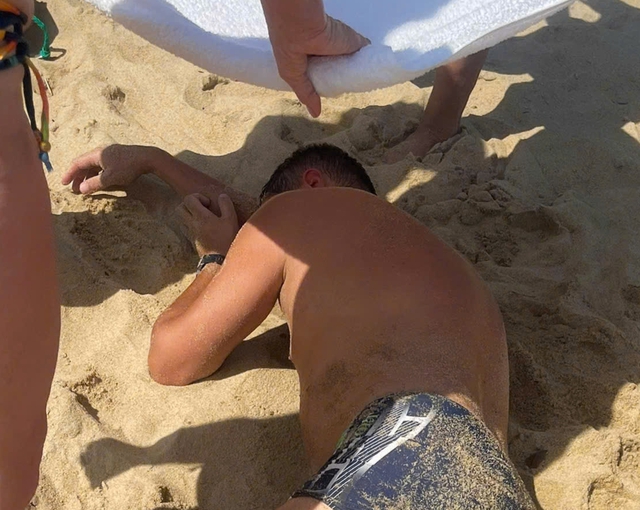 5 Russian tourists among 7 rescued from rough seas in Vietnam’s Nha Trang- Ảnh 1.