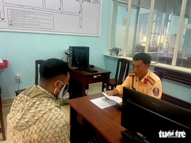 Vietnam’s bus driver fined $190 after using phone while driving- Ảnh 2.