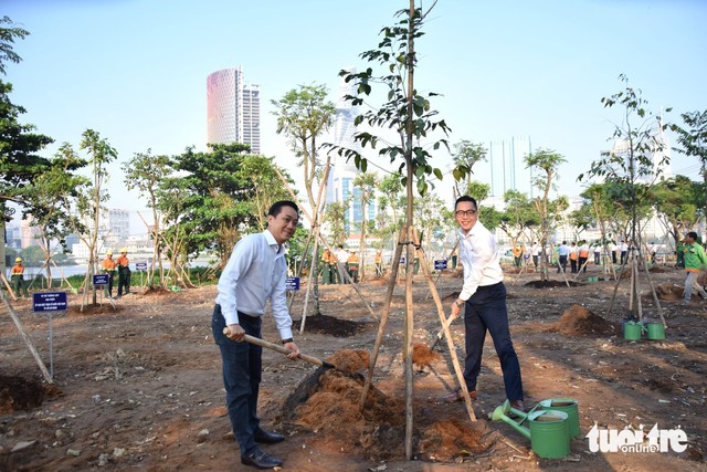 Hundreds of trees planted at Thu Thiem riverside park to mark first Vietnam Tree Day- Ảnh 8.