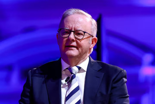 Australian bushfires raze homes, cut power to tens of thousands - Ảnh 1.