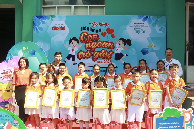 Tự hào khi học trò được tuyên dương Con ngoan trò giỏi - Ảnh 2.