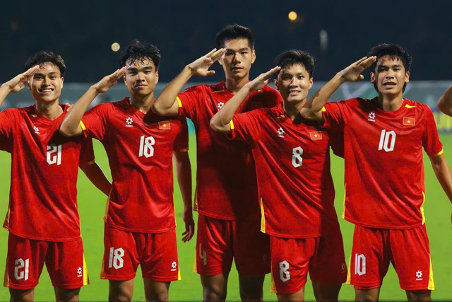 FIFA social media channel compares Vietnam forward Le Van Thuan with Bellingham- Ảnh 1.