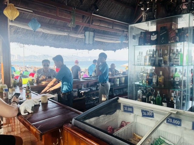 Vietnam’s Nha Trang bar, whose staff threatened foreign tourists, fined over $1,900 for business violations - Ảnh 2.